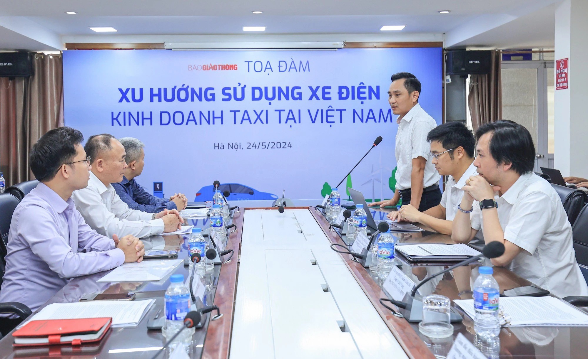 Xu hướng sử dụng xe điện kinh doanh taxi tại Việt Nam