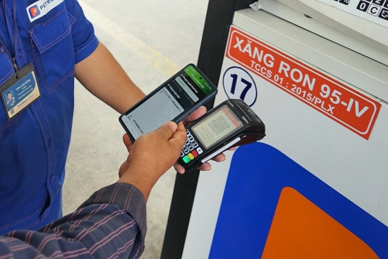 Trải nghiệm thanh toán không tiền mặt và tích điểm Petrolimex ID tại Sài Gòn