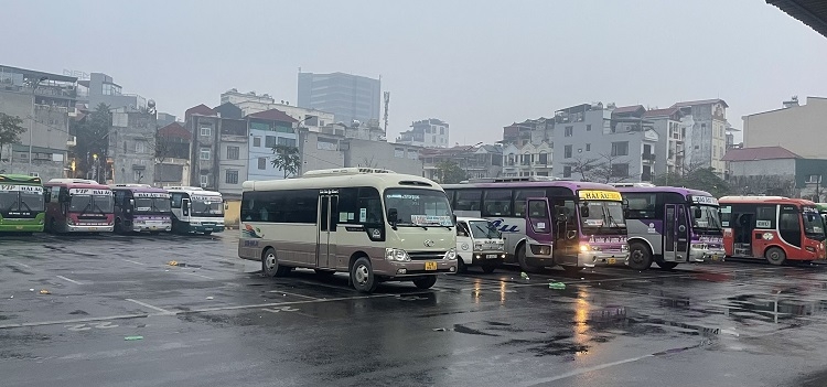 Bến xe Hà Nội những ngày cận Tết: Nhà xe “dài cổ” chờ khách…