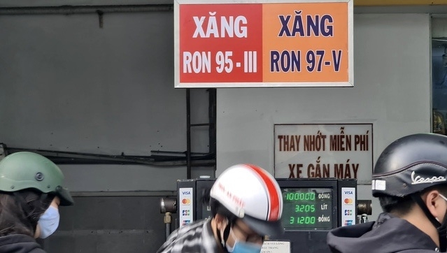 Giá xăng thông báo không cao hơn 30.000 đồng, vì sao cây xăng bán giá trên 31.000 đồng/lít xăng?