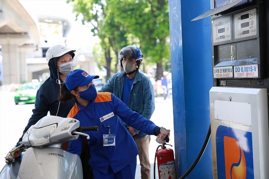 Xăng dầu trong nước tăng do chịu tác động của giá thế giới
