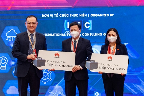 Trao tặng 100 bộ thiết bị trạm sạc dự phòng di động cho các điểm trường vùng sâu vùng xa