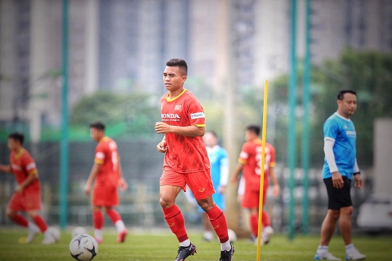 Chàng trai dân tộc Tà Ôi tỏa sáng trên sân bóng