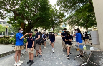 Nghiêm túc giãn cách trong buổi đầu trở lại trường học sau kỳ nghỉ vì dịch COVID-19