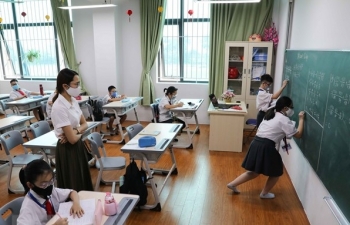 Thủ tướng đồng ý bỏ quy định giãn cách trong trường học