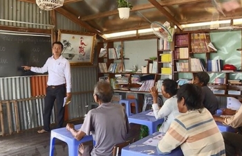 Người thầy giáo đặc biệt gieo chữ trên khu vực lòng hồ Trị An