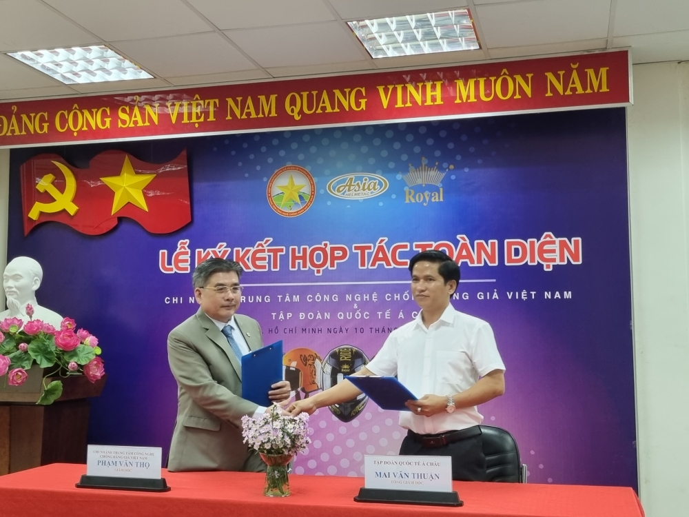 Á Châu bắt tay đơn vị chống hàng giả phát hành tem chống mũ bảo hiểm rởm