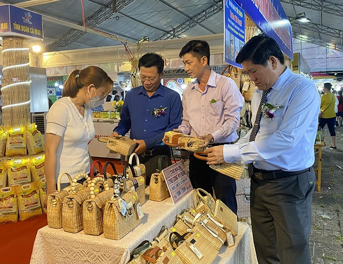 Hội chợ mua sắm và ẩm thực hàng Việt Nam - Thái Lan tại Cà Mau