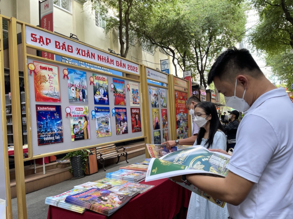 Hội Nhà báo TP. Hồ Chí Minh khai trương sạp trưng bày bán báo Xuân Nhâm Dần 2022