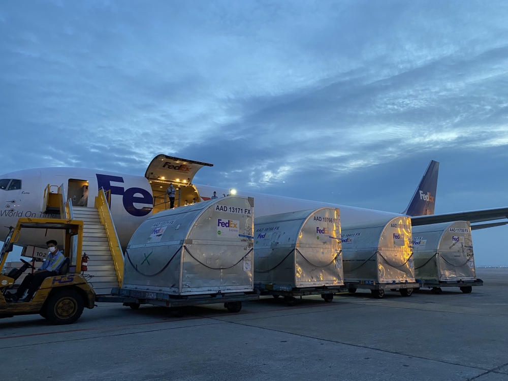 FedEx tài trợ vận chuyển vaccine COVID-19 từ Hungari tới Việt Nam