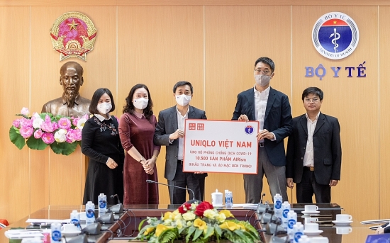 UNIQLO Việt Nam trao tặng 10.500 sản phẩm AIRism hỗ trợ Bộ Y tế phòng, chống dịch Covid-19