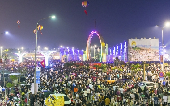 Biển Cửa Lò "nóng" trở lại, người làm dịch vụ vui mừng