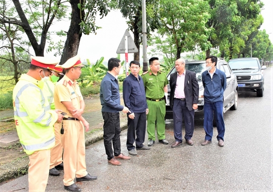 Thừa Thiên Huế xử phạt nghiêm xe dừng đỗ, bắt khách trái quy định