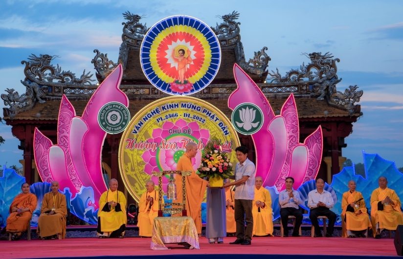 Thừa Thiên Huế: Trang nghiêm Lễ diễu hành xe hoa đón Phật lịch 2566
