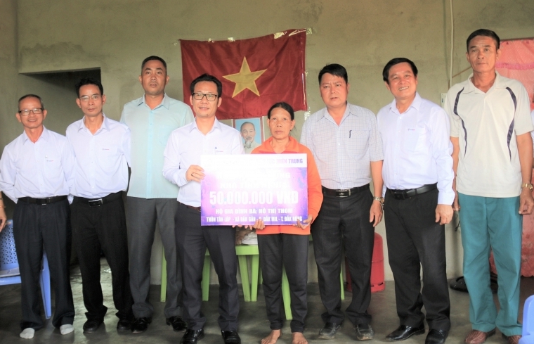 Công ty Điện lực Đắk Nông: Trao tặng nhà tình nghĩa cho hộ nghèo