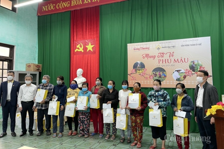 Ấm áp khi "Mang Tết về Phú Mậu”