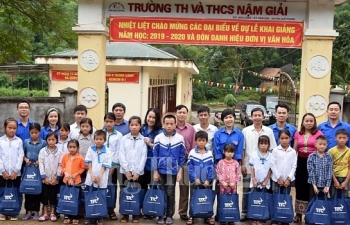 Báo Công Thương mang Trung thu đến học sinh nghèo vùng biên