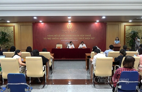 Tôn vinh người nộp thuế và hỗ trợ thủ tục thuế điện tử
