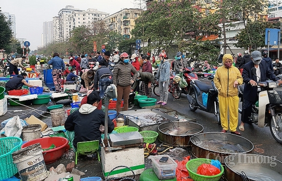 Thị trường mùng 3 Tết Tân Sửu: Hoa tươi, rau xanh đắt hàng