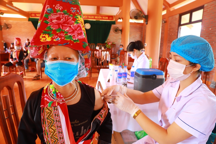 Bình Liêu tiêm vắc-xin phòng Covid-19: Cán bộ đi trước, bà con dân tộc theo sau