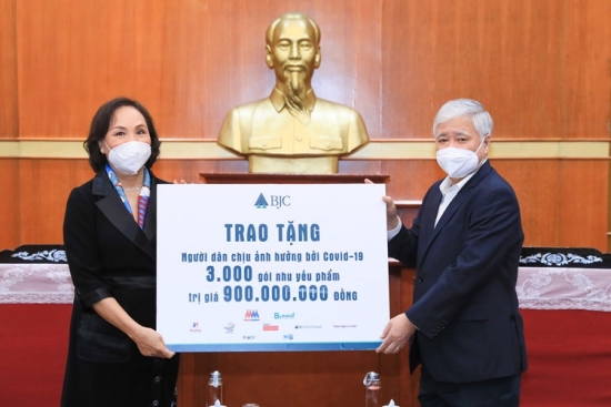 Tập đoàn BJC Thái Lan trao tặng nhu yếu phẩm trị giá 900 triệu đồng