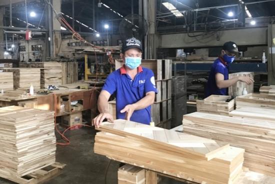 Bức tranh ngành gỗ đang sáng dần