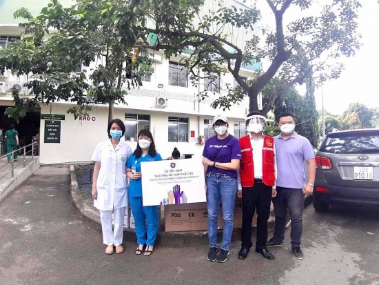 GE trao tặng 3.000 bộ đồ bảo hộ cho lực lượng tuyến đầu chống dịch