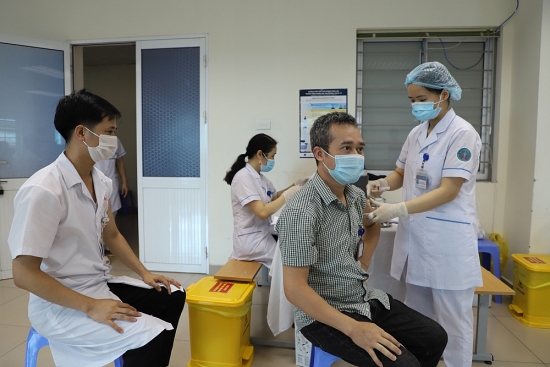 Tiêm vắc xin ngừa Covid-19 để bảo vệ sức khỏe và an toàn xã hội