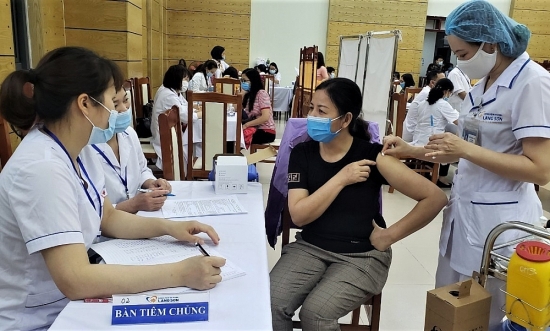 Người lao động đã tiêm vắc xin Covid-19 qua 14 ngày không cần xét nghiệm