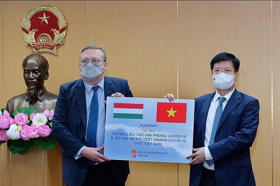 Tiếp nhận 100.000 liều vắc xin và 100.000 kit xét nghiệm nhanh của Chính phủ Hungary