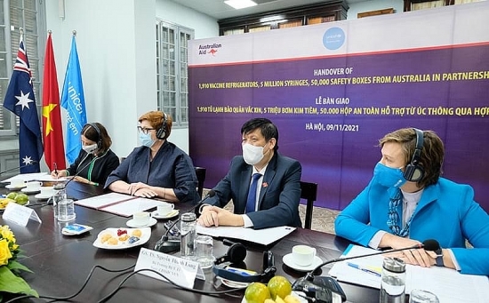 Việt Nam tiếp nhận thiết bị dây chuyền lạnh, vật tư tiêm chủng do Australia và UNICEF hỗ trợ