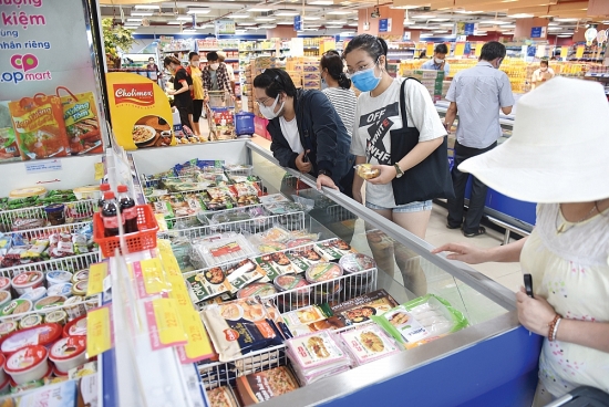 Bảo đảm cân đối cung cầu, bình ổn thị trường, chống vi phạm pháp luật trong hoạt động thương mại