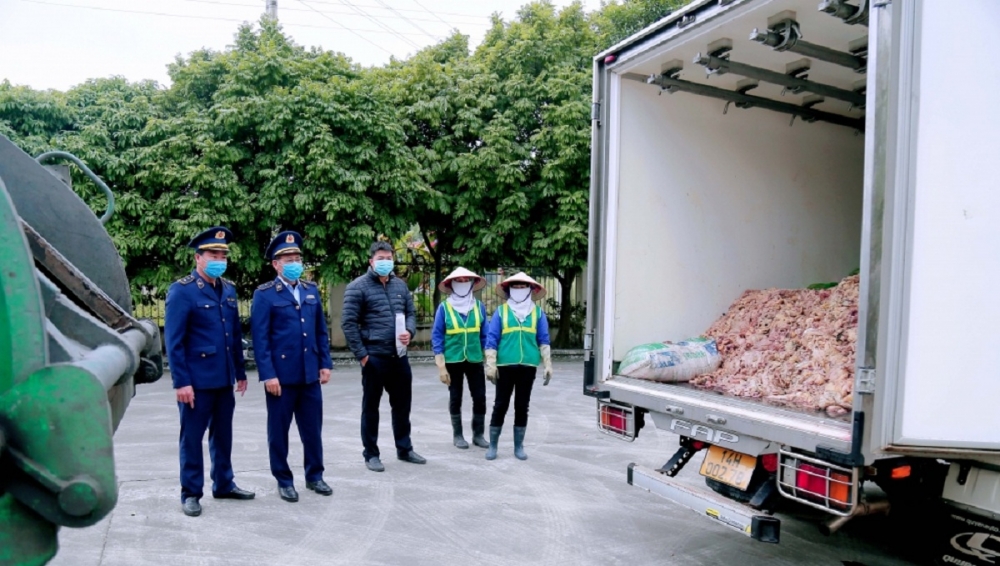Quảng Ninh: Tiêu hủy 2.400 kg mỡ bò không rõ nguồn gốc xuất xứ