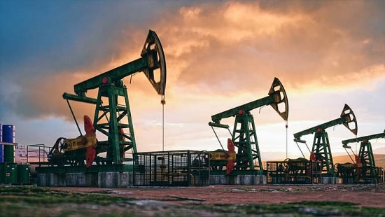 Giá dầu thế giới tăng vọt lên 105 USD/thùng