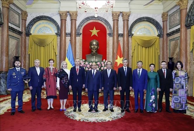 Chủ tịch nước Nguyễn Xuân Phúc tiếp Đại sứ Ukraine và Đại sứ Canada trình quốc thư