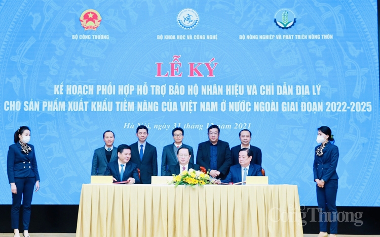 Ba Bộ trưởng ký kết Kế hoạch bảo hộ nhãn hiệu và chỉ dẫn địa lý cho sản phẩm xuất khẩu tiềm năng