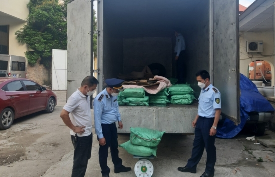 Lạng Sơn: Tiêu hủy 2,5 tấn chân gà rút xương đã bốc mùi hôi thối