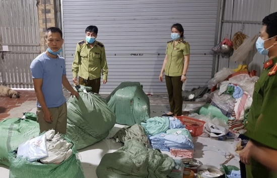 Hà Nội: Phát hiện cơ sở sản xuất áo chống nắng có dấu hiệu giả mạo nhãn hiệu GU