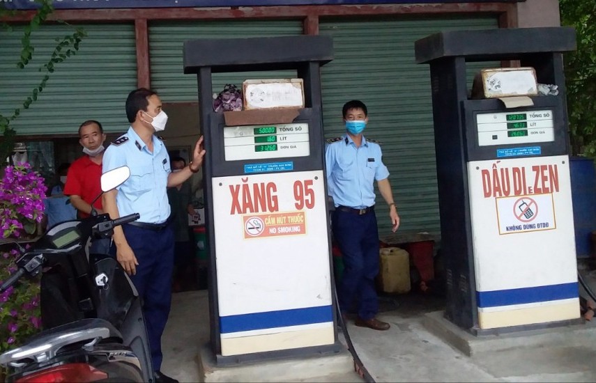 Quản lý thị trường Nam Định xử phạt cơ sở kinh doanh xăng dầu ghi biển hiệu không đầy đủ
