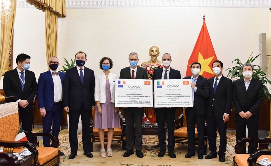 Pháp và Italia trao tặng 1,5 triệu liều vắc xin phòng Covid-19