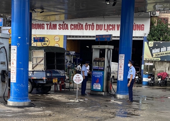 Một cửa hàng xăng dầu treo biển "mất điện" bị phạt 10 triệu đồng