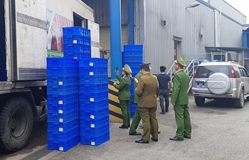 Chặn đứng hàng tấn đồ đông lạnh không rõ nguồn gốc tại sân siêu thị MM Mega Market