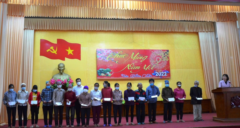 Bộ trưởng Bộ Công Thương trao quà Tết cho các hộ dân khó khăn tại Hưng Hà (Thái Bình)