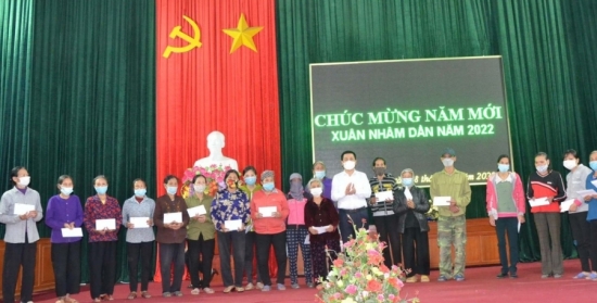 Bộ trưởng Bộ Công Thương trao quà Tết cho các hộ dân khó khăn tại Thái Bình