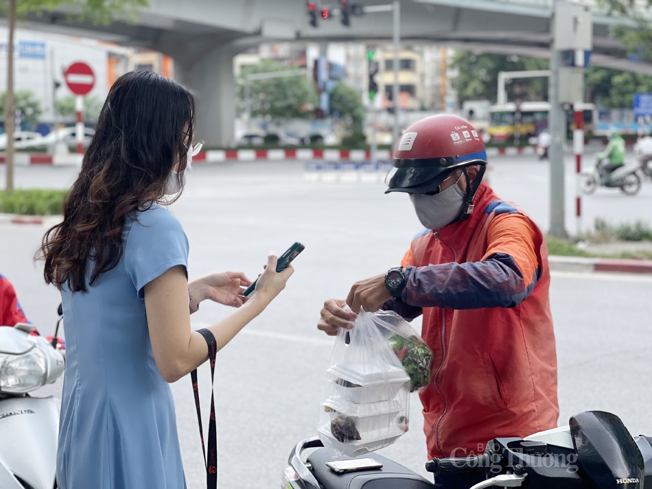 Phí ship tăng cao: Chủ quán, khách hàng cùng “méo mặt”