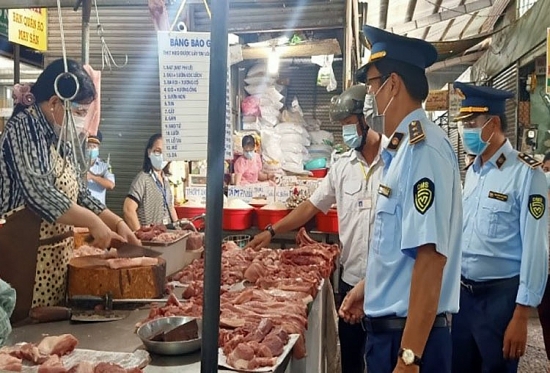 Quản lý thị trường An Giang tăng cường kiểm tra hoạt động kinh doanh hàng hóa thiết yếu