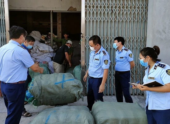 Thái Bình: Phát hiện và tạm giữ hơn 800kg hàng dệt may đã qua sử dụng