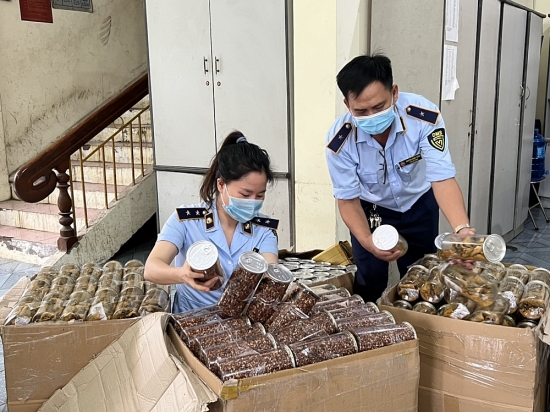 Phú Yên: Tạm giữ số lượng lớn thực phẩm và hàng gia dụng không rõ nguồn gốc