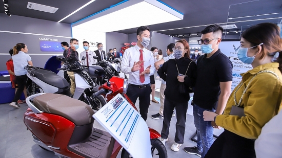 VinFast khai trương đồng loạt 64 showroom xe máy điện