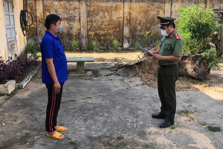 Bắt Hiệu trưởng trường Trung cấp Đông Á tội Giả mạo trong công tác